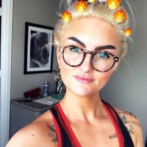 Meet your Posher, Larissa